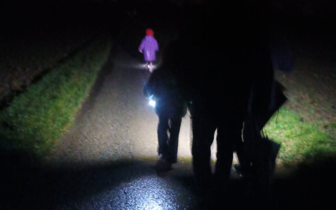 Dämmerungswanderung – Wenn ein Dorf dem Regen trotzt